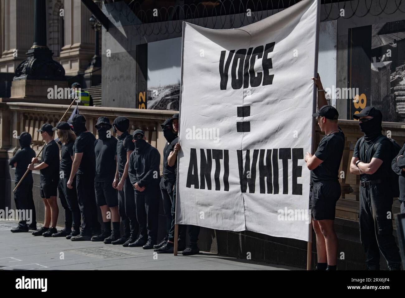 Melbourne, Australia, 23 settembre 2023. I neonazisti fascisti si trovano accanto ai gradini del Parlamento, dopo essere stati costretti a lasciare la polizia, a seguito di una marcia con un raduno di "voto no”. Crediti: Jay Kogler/Alamy Live News Foto Stock