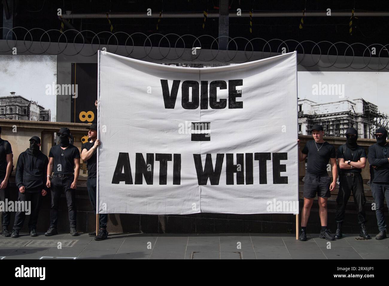 Melbourne, Australia, 23 settembre 2023. I neonazisti fascisti si trovano accanto ai gradini del Parlamento, dopo essere stati costretti a lasciare la polizia, a seguito di una marcia con un raduno di "voto no”. Crediti: Jay Kogler/Alamy Live News Foto Stock