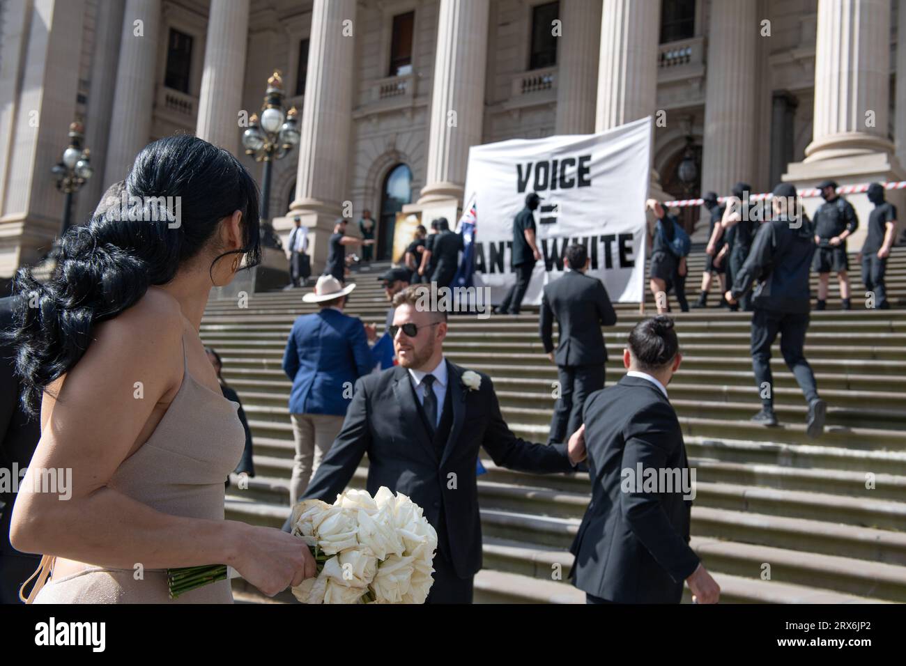 Melbourne, Australia, 23 settembre 2023. Un servizio fotografico di nozze viene interrotto dai neo-nazisti sulle scale del Parlamento dopo aver sostenuto una manifestazione di "voto no". Crediti: Jay Kogler/Alamy Live News Foto Stock