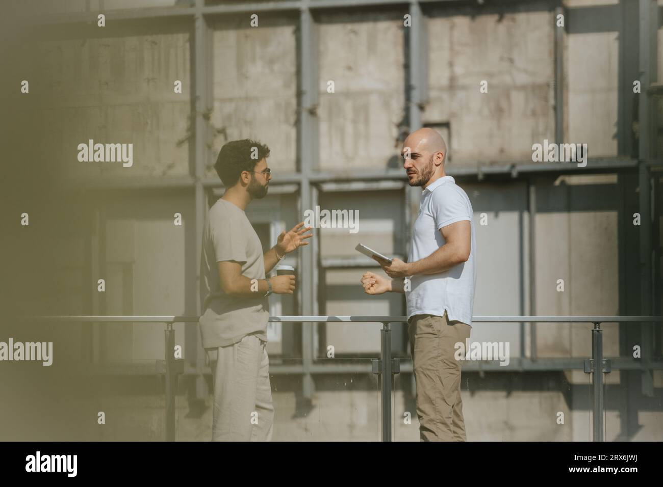 Collaborazione di successo: Gli architetti discutono di progetti di edifici modernizzati all'aperto Foto Stock