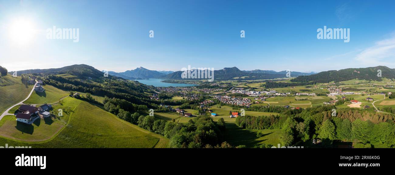 Austria, alta Austria, Mondsee, Drone panorama del villaggio lacustre e paesaggio circostante in estate Foto Stock