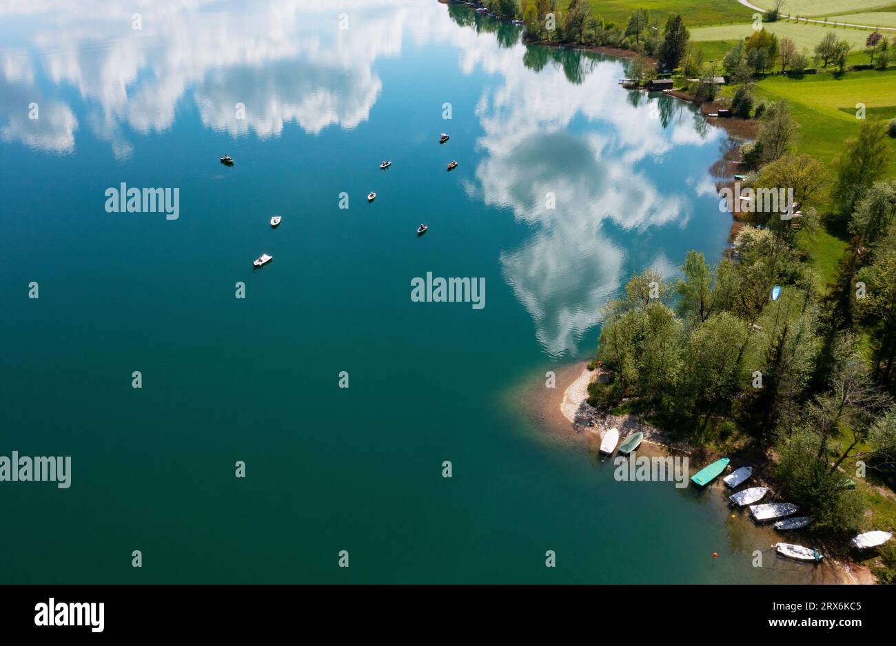 Austria, alta Austria, Zell am Moos, vista droni delle nuvole estive che si riflettono nel lago Irrsee Foto Stock