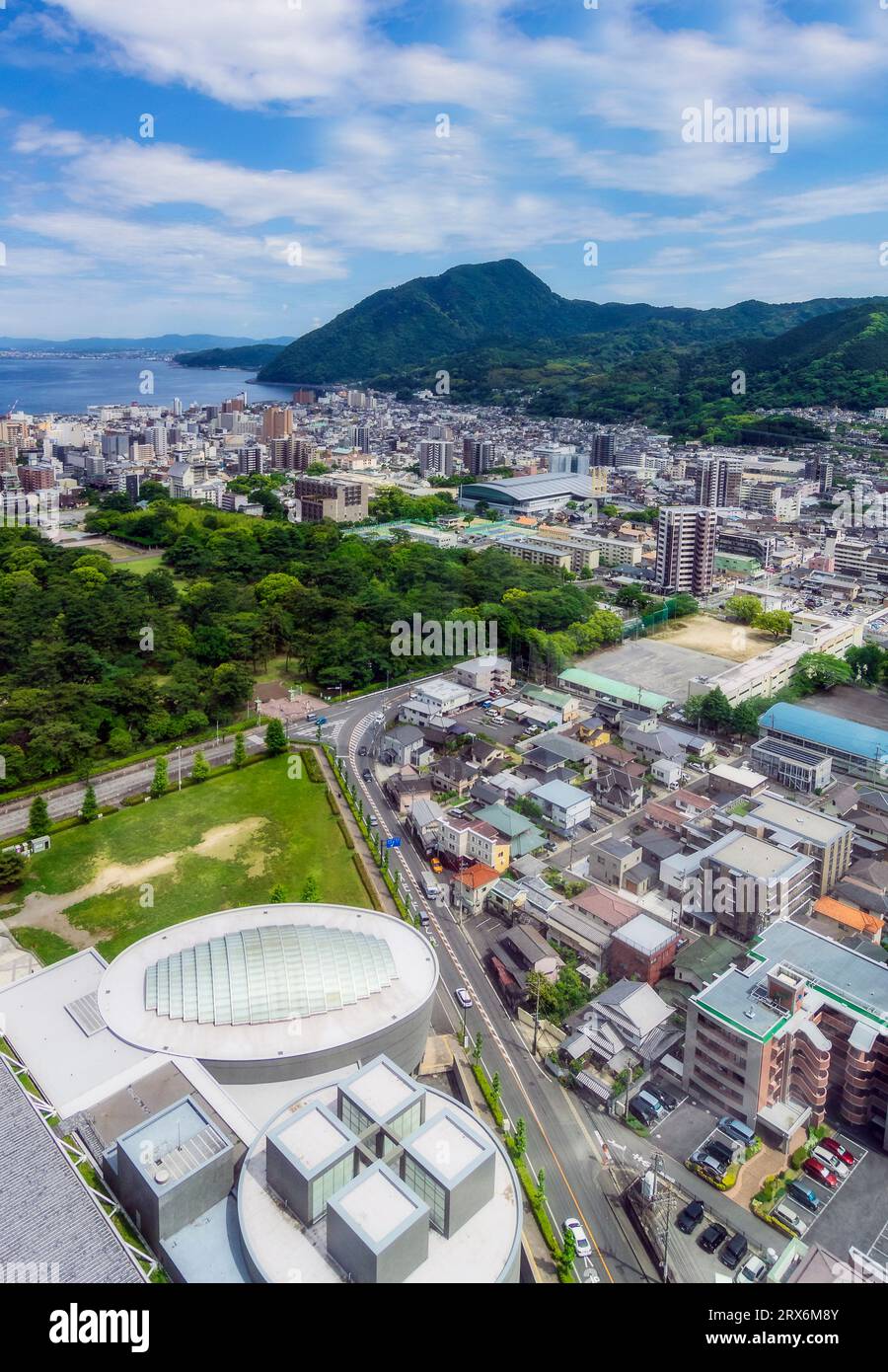 Giappone, Prefettura di Oita, Beppu, vista aerea della città sull'isola di Kyushu Foto Stock