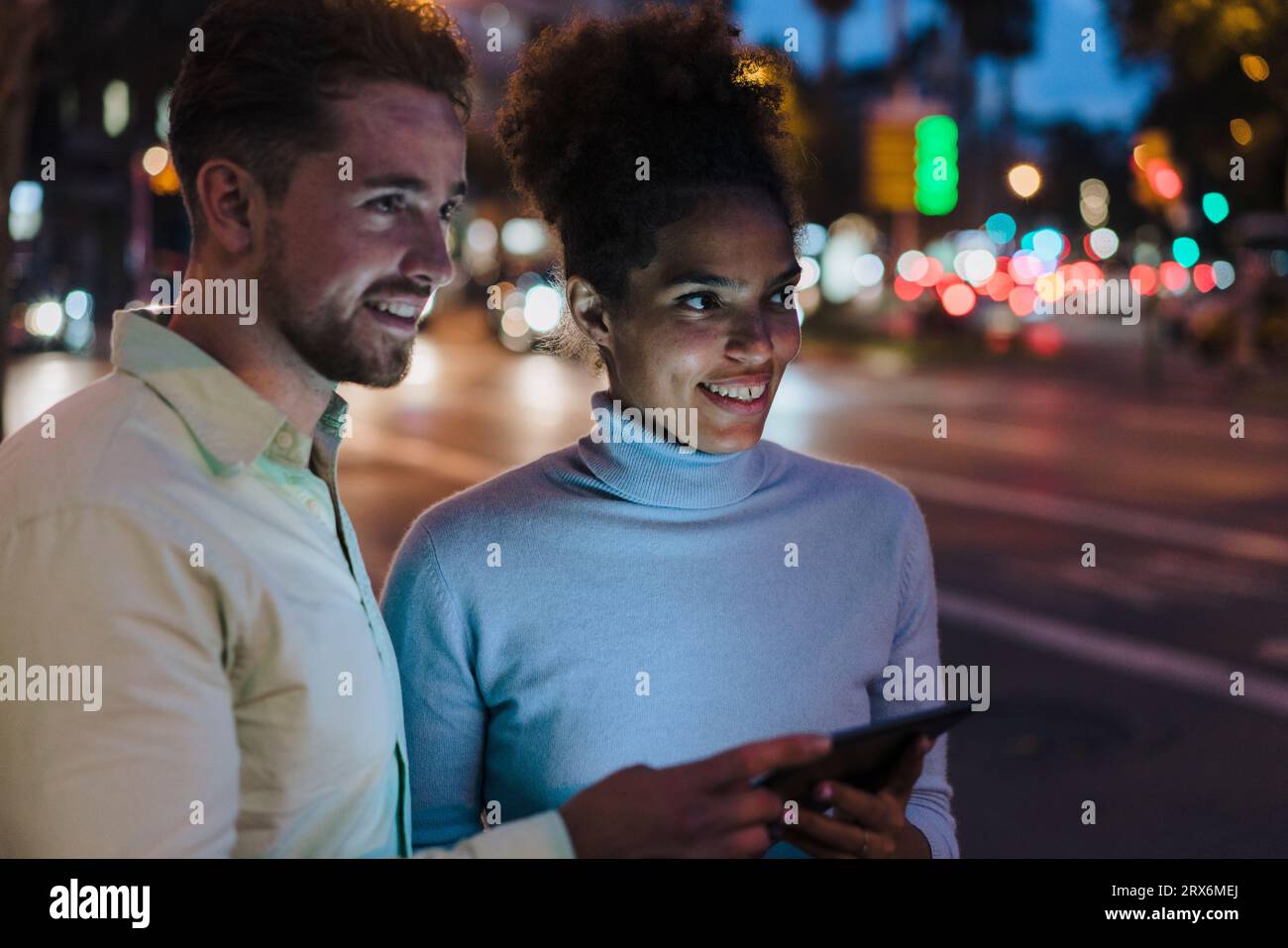 Donna d'affari felice e uomo d'affari con un tablet PC in strada Foto Stock