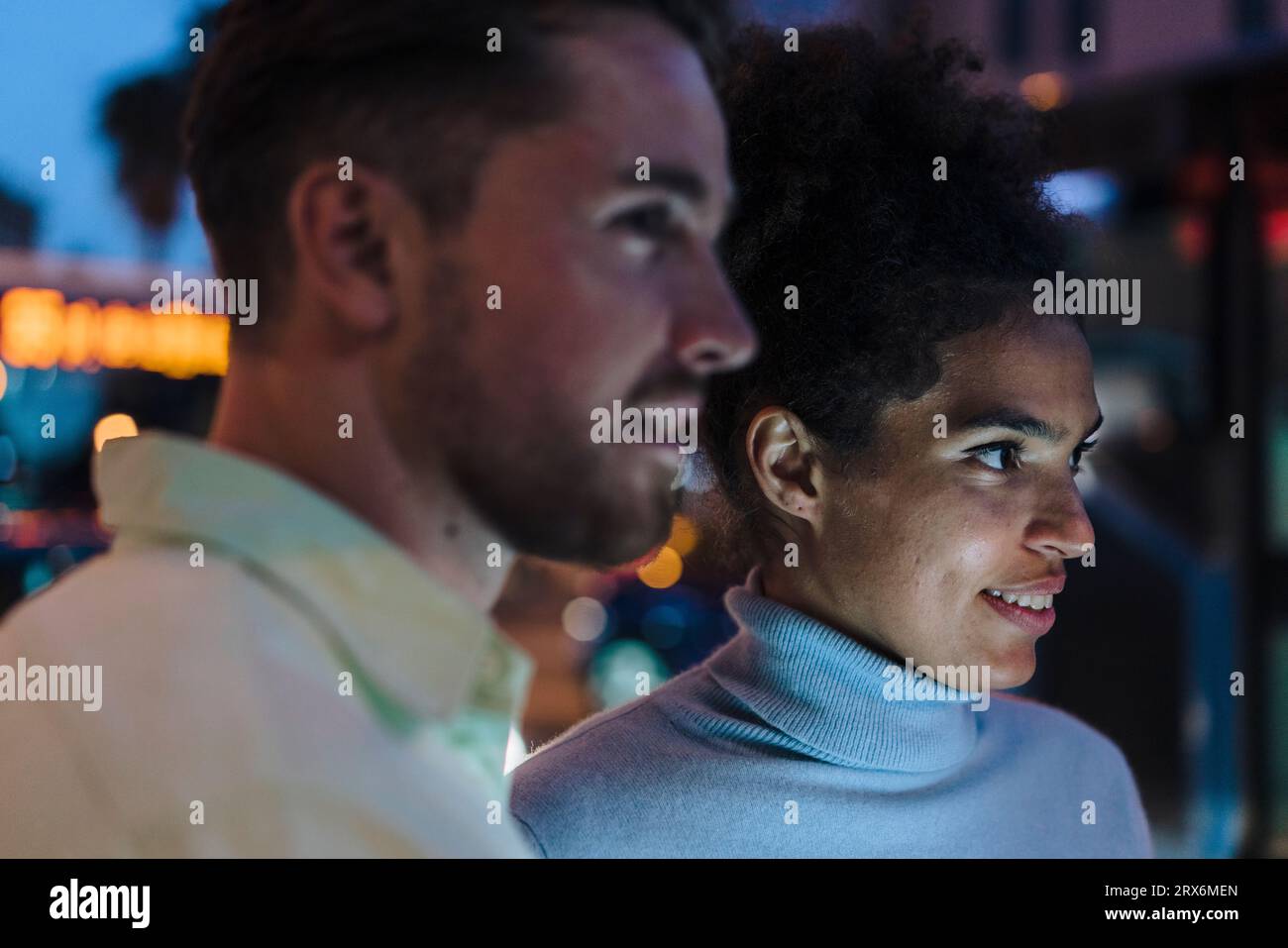 Giovane uomo e donna sorridenti al crepuscolo Foto Stock