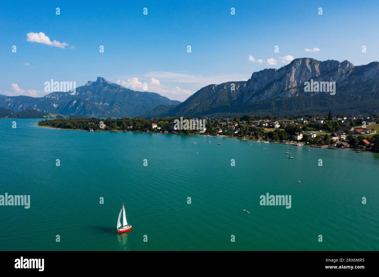 Austria, alta Austria, vista droni sul lago Mondsee, villaggio circostante e montagna Schafberg Foto Stock