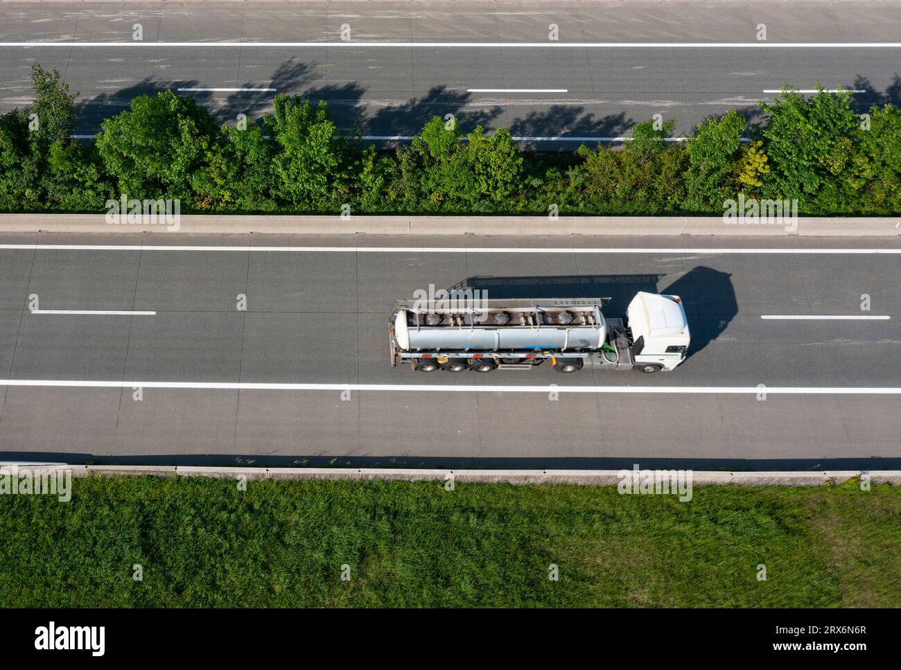 Austria, alta Austria, Mondsee, Drone vista del camion del carburante sulla Westautobahn A1 Foto Stock