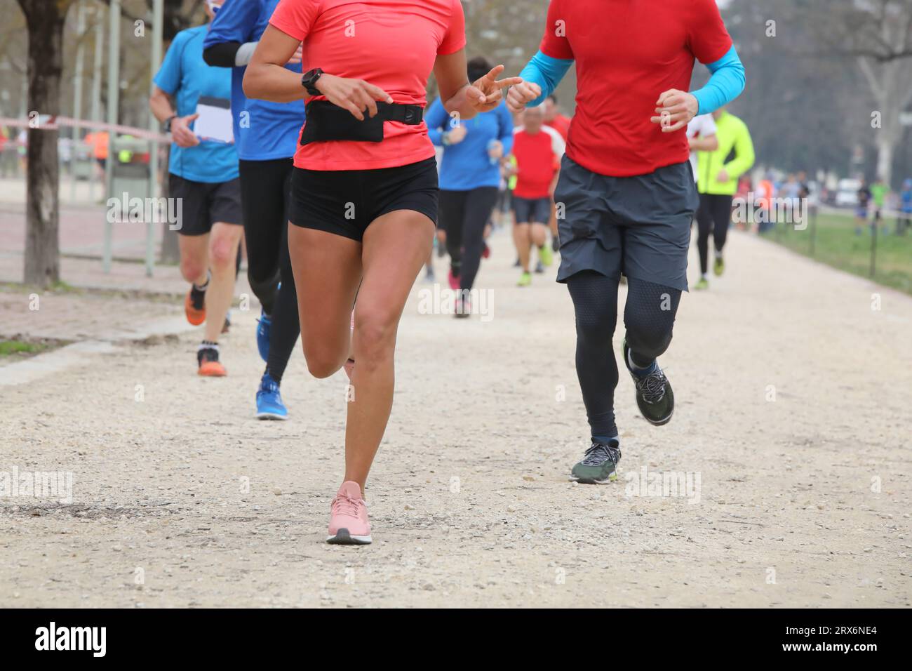 Maratoneti amatoriali durante la corsa di fondo in città Foto Stock