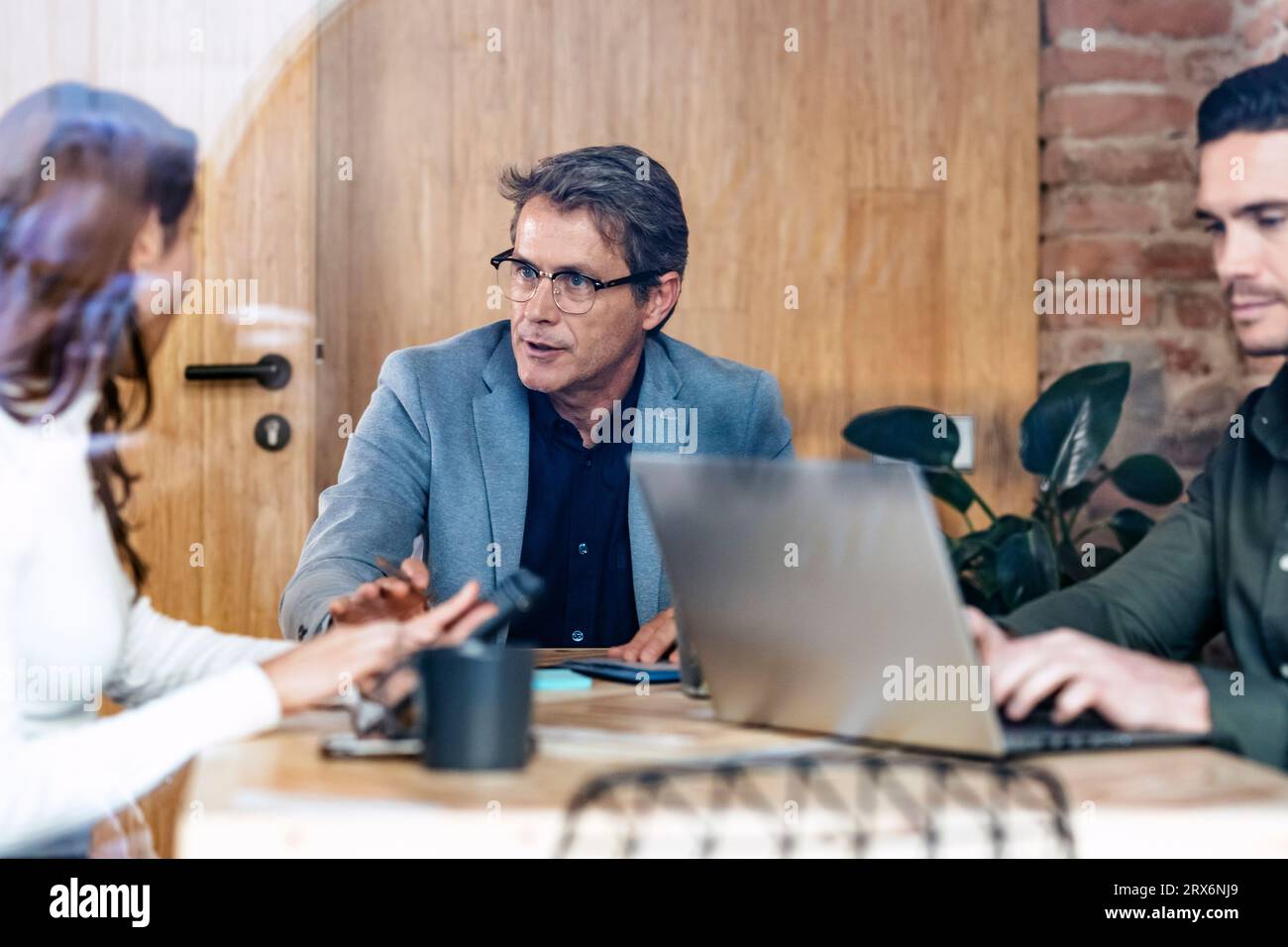 Uomini d'affari che discutono e si incontrano in ufficio Foto Stock