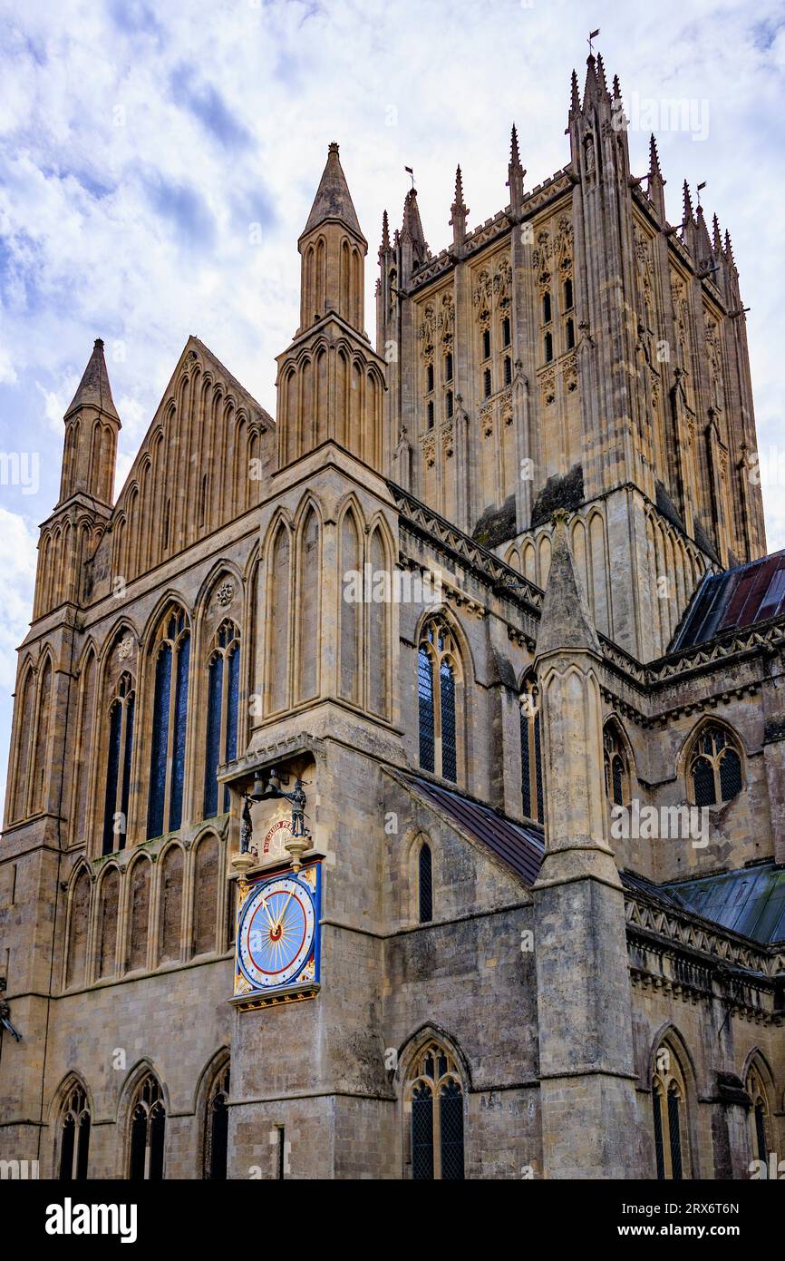 L'orologio storico restaurato del XIV secolo all'esterno della cattedrale di Wells, Somerset, Inghilterra, Regno Unito Foto Stock