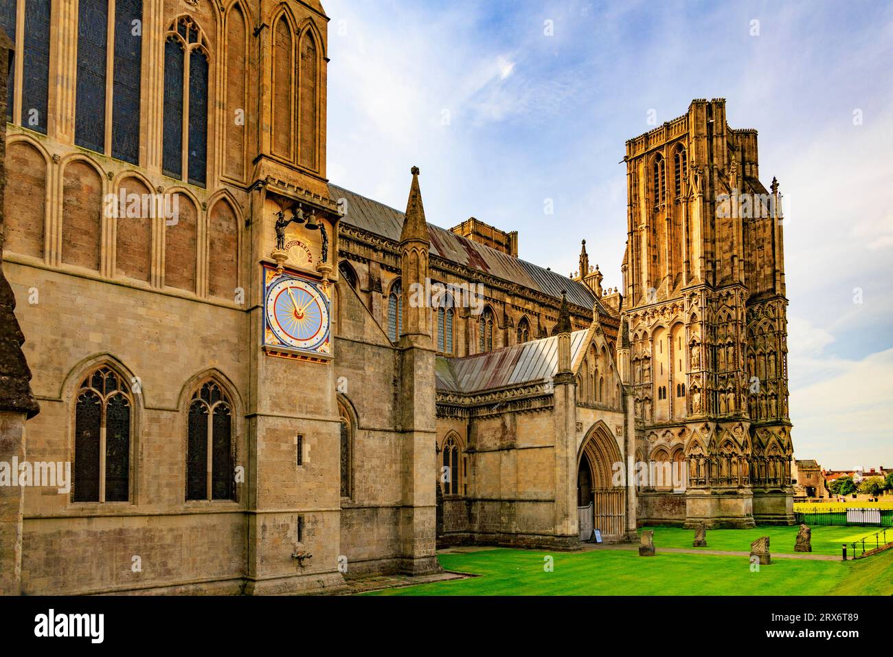 L'orologio storico restaurato del XIV secolo all'esterno della cattedrale di Wells, Somerset, Inghilterra, Regno Unito Foto Stock