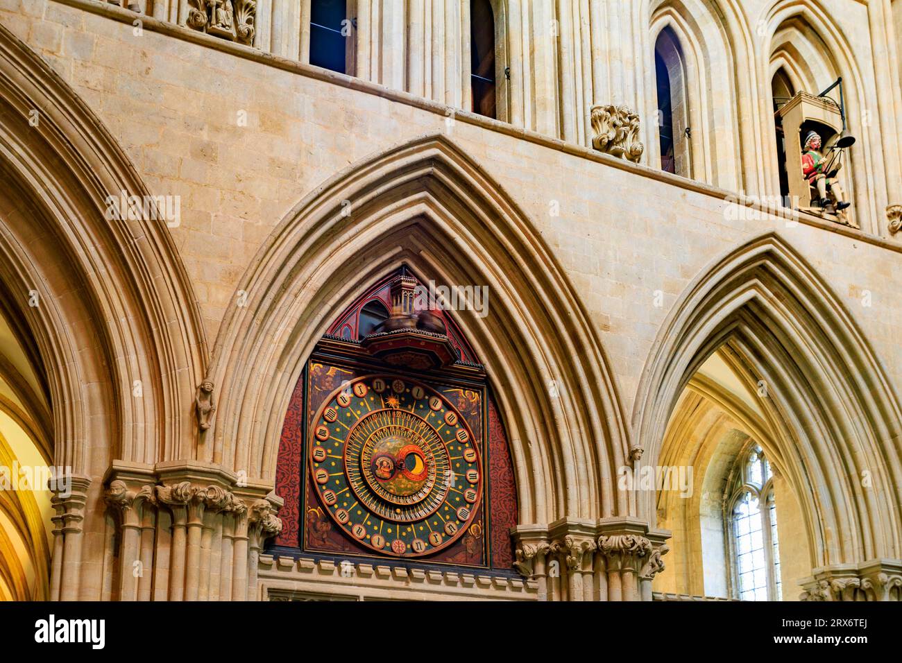 Il restaurato orologio astronomico storico del XIV secolo che mostra i movimenti del sole e della luna all'interno della cattedrale di Wells, Somerset, Inghilterra, Regno Unito Foto Stock