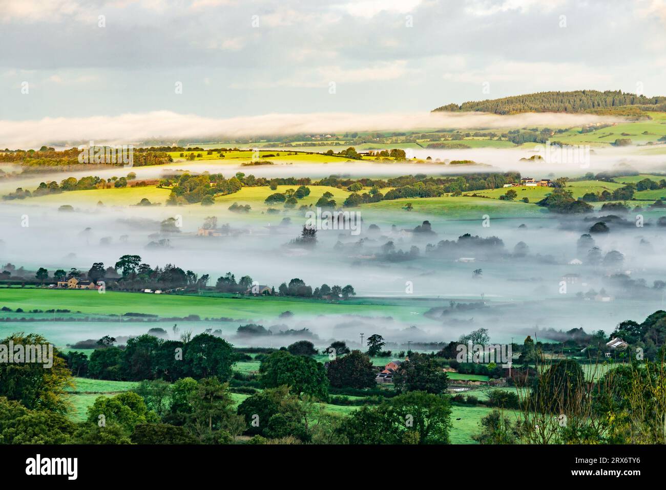 Preston, Lancashire, Regno Unito. 23 settembre 2023. Una mattina nebbiosa sulla Loud Valley verso Beacon cadde da Jeffrey Hill, Longridge, Preston, Lancashire, UK Credit: John Eveson/Alamy Live News Foto Stock