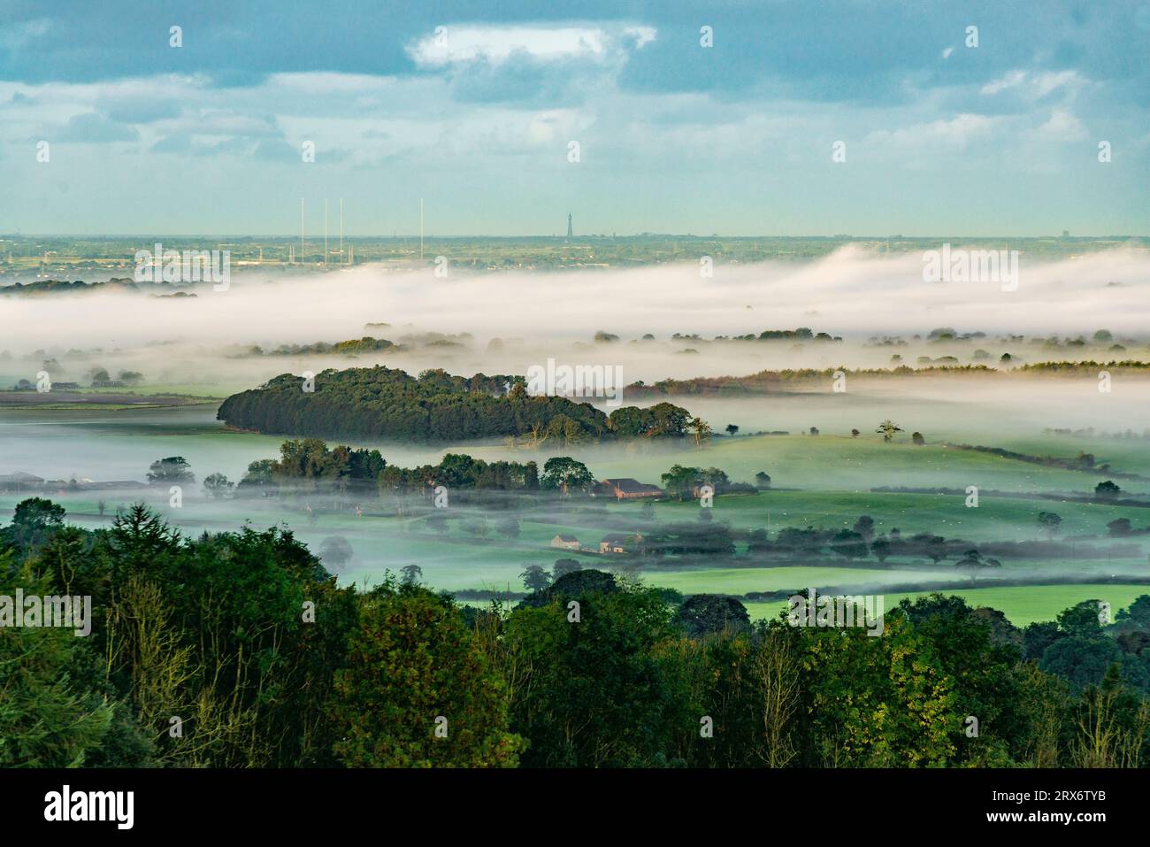 Preston, Lancashire, Regno Unito. 23 settembre 2023. Una mattinata nebbiosa nella Foresta di Bowland, Preston, Lancashire, Regno Unito, guardando il Fylde verso Blackpool. Crediti: John Eveson/Alamy Live News Foto Stock