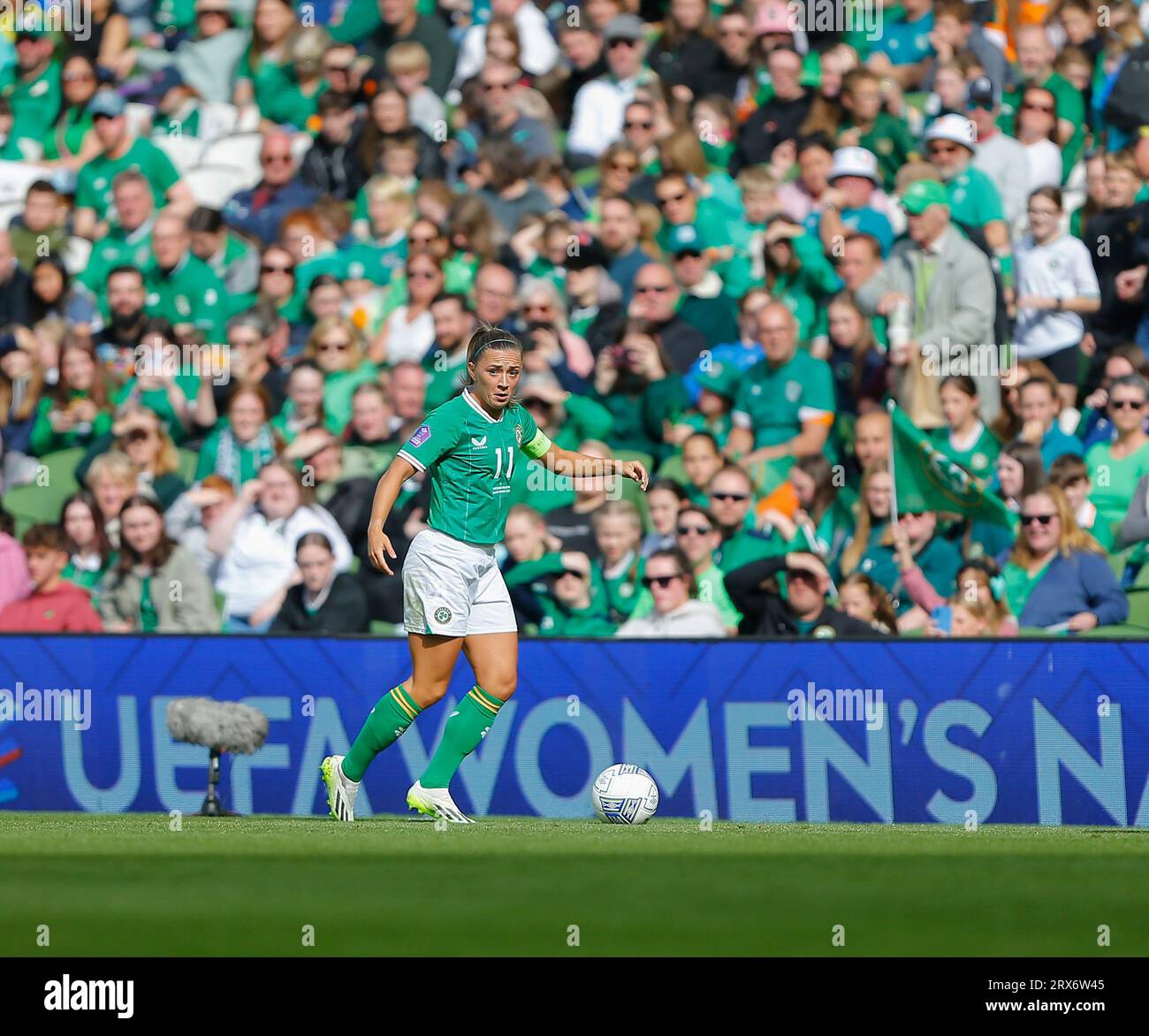 Aviva Stadium, Dublino, Irlanda. 23 settembre 2023. Nations League Women's International Football, Repubblica d'Irlanda contro Irlanda del Nord; Katie McCabe (c) of Ireland cerca un giocatore aperto credito: Action Plus Sports/Alamy Live News Foto Stock