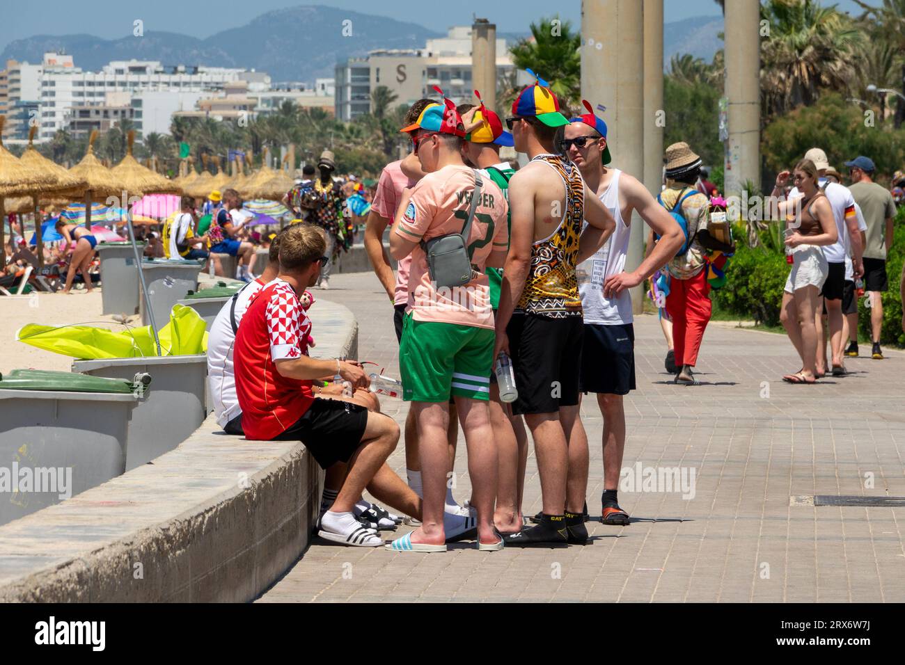La foto del 22 giugno 2023 mostra i turisti tedeschi festeggiati nella città di Arenal a Maiorca. I turisti tedeschi ubriachi che fanno problemi hanno preso o Foto Stock