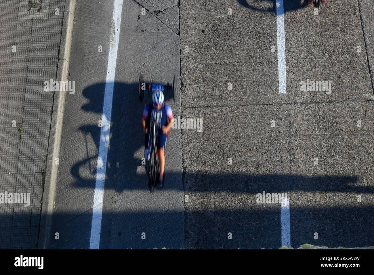 Pontevedra, Spagna. 23 settembre 2023. Pontevedra, Spagna, 23 settembre 2023: La paratriatleta francese, Mona Francis nella prova ciclistica durante il Campionato del mondo di Paratriathlon 2023, il 23 settembre 2023, a Pontevedra, Spagna. (Foto di Alberto Brevers/Pacific Press) Credit: Pacific Press Media Production Corp./Alamy Live News Foto Stock