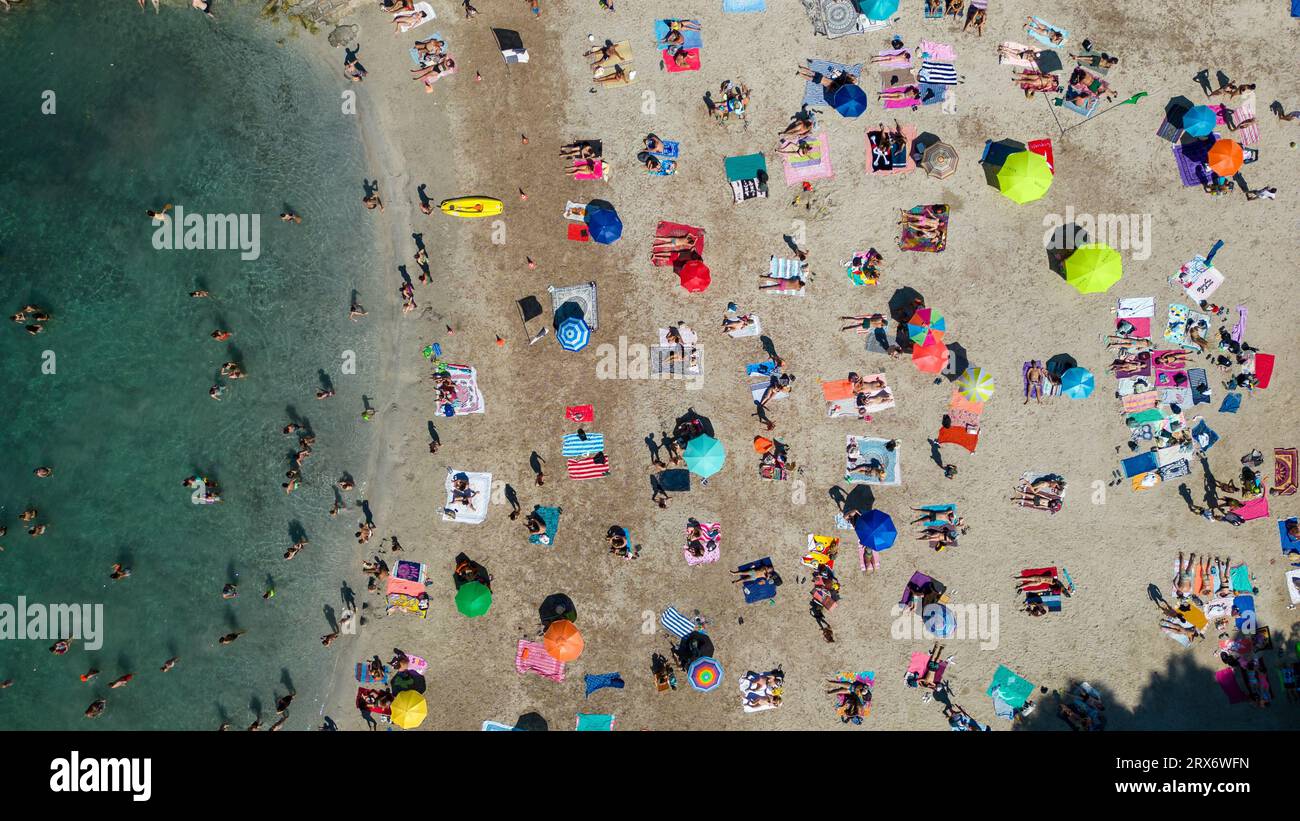La foto del 25 giugno mostra un'immagine di drone della trafficata spiaggia di Cala Pi a Maiorca nelle Isole Baleari, Spagna. Foto Stock