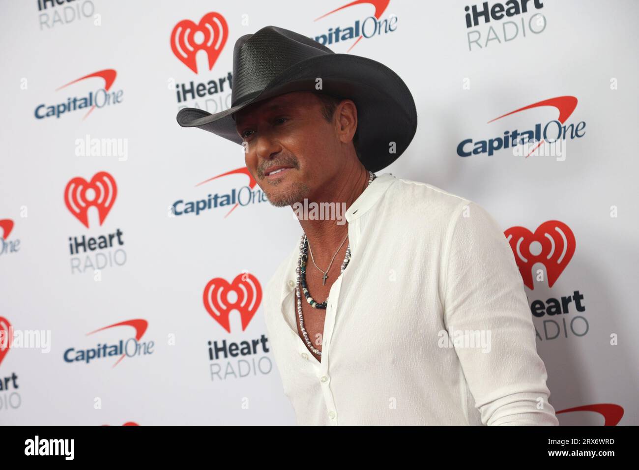 Tim McGraw arriva per l'iHeartRadio Music Festival alla T-Mobile Arena di Las Vegas, Nevada venerdì 22 settembre 2023. Foto di James Atoa/UPI Foto Stock