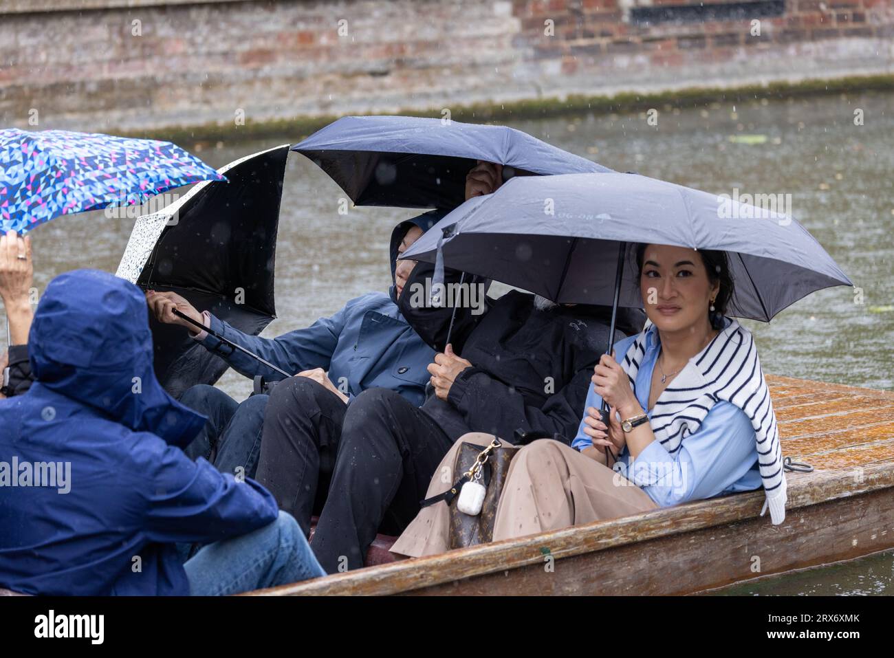 La foto datata 20 settembre mostra le persone con vento forte e pioggia a Cambridge mentre vanno a fare un punt sul fiume Cam il mercoledì pomeriggio. Foto Stock