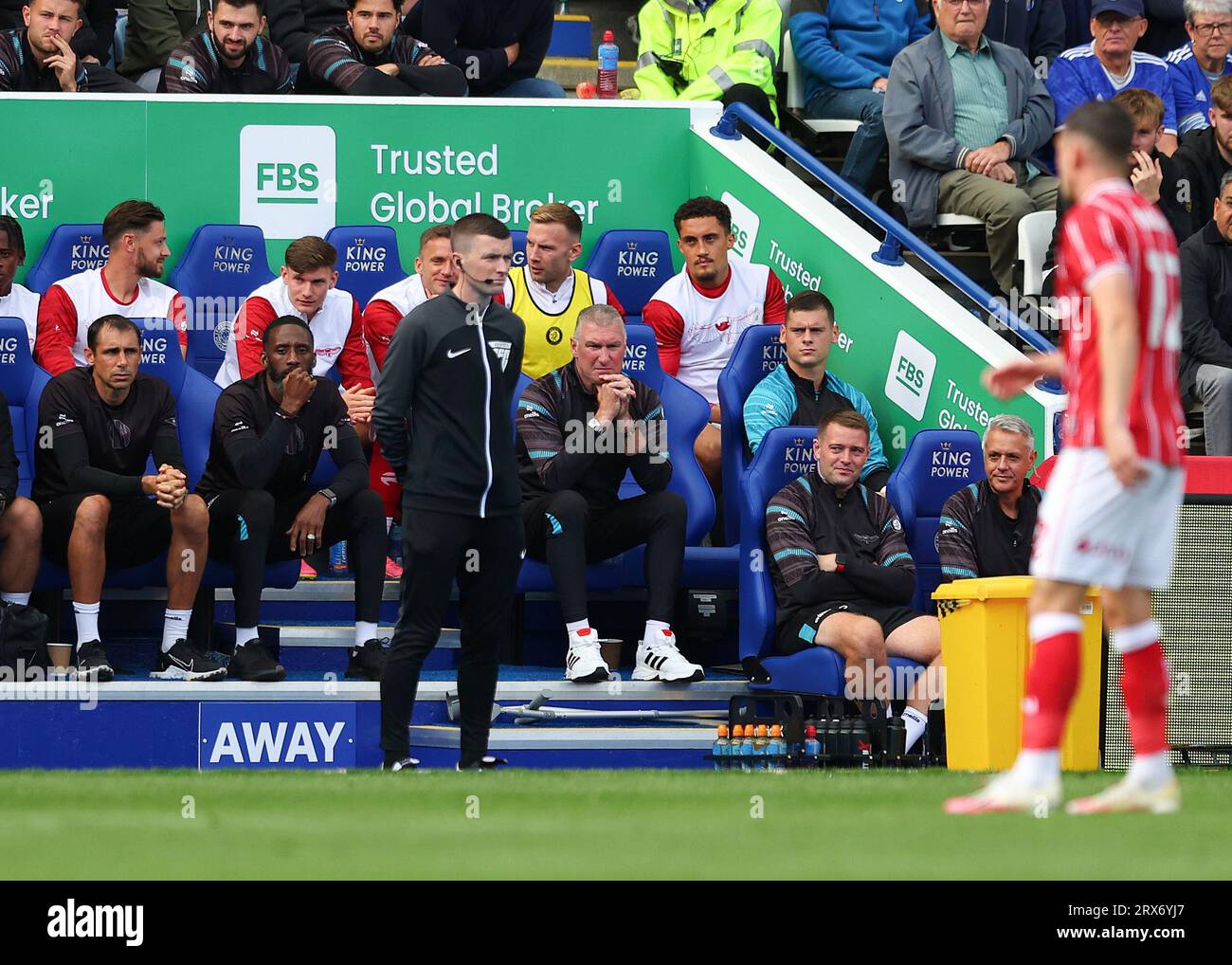 King Power Stadium, Leicester, Regno Unito. 23 settembre 2023. EFL Championship Football, Leicester City contro Bristol City; Nigel Pearson, manager del Bristol City, guarda dal dugout Credit: Action Plus Sports/Alamy Live News Foto Stock