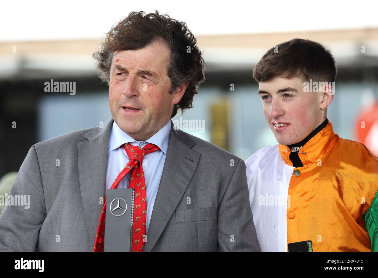 Jockey Adam Caffrey (a destra) e l'allenatore Adrian McGuinness dopo Laugh A Minute hanno vinto il Fitzpatrick's Mercedes-Benz Joe McGrath handicap durante il primo giorno del Festival d'autunno all'ippodromo di Curragh nella contea di Kildare, Irlanda. Data immagine: Sabato 23 settembre 2023. Foto Stock