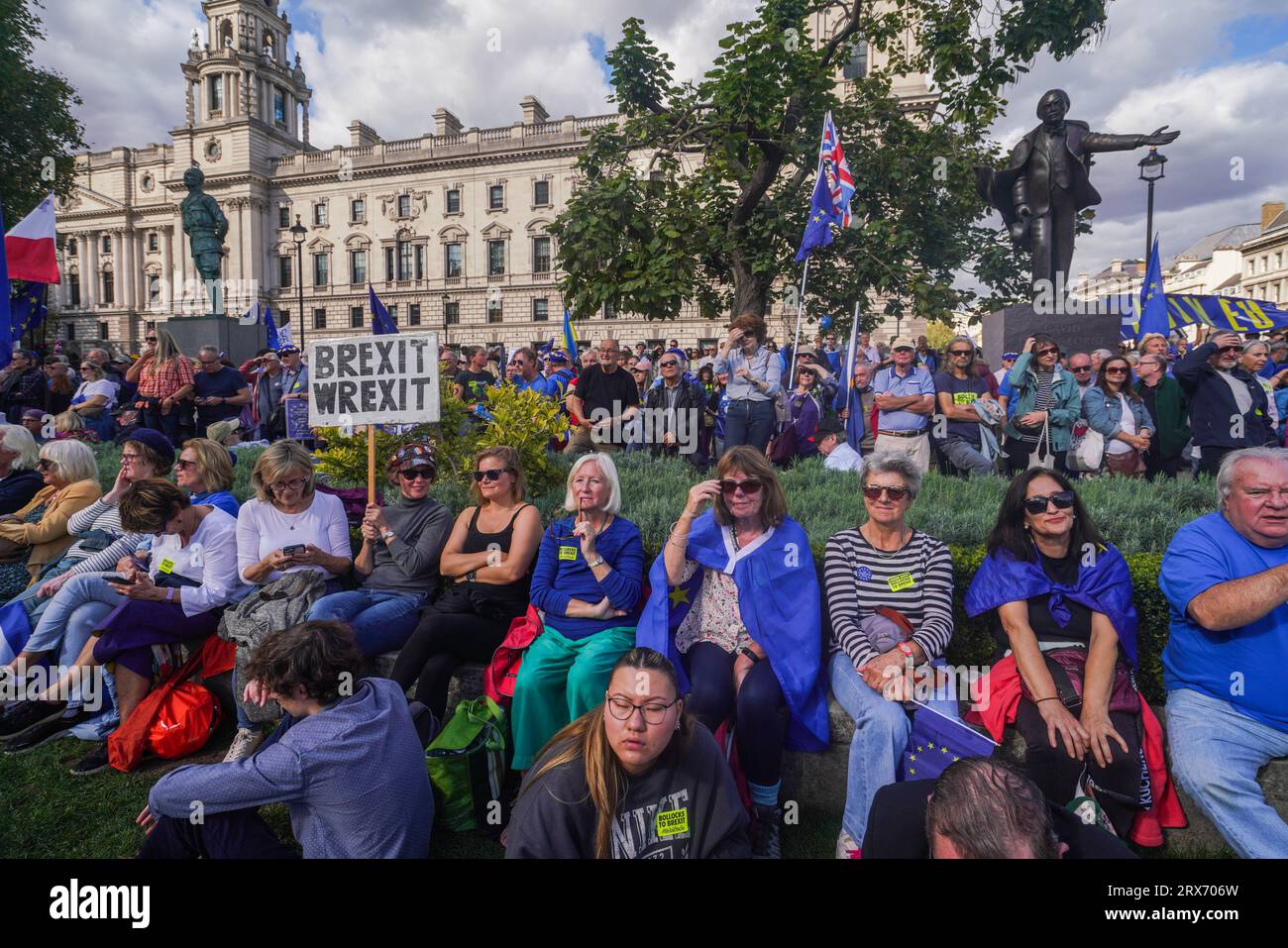 Londra Regno Unito. 23 settembre 2023 migliaia di sostenitori pro-UE si sono riuniti in Piazza del Parlamento per la “marcia nazionale per la ricongiungimento”, esprimendo il desiderio di vedere il Regno Unito ricongiungersi all’Unione europea e mettendo in evidenza il crescente disincanto dopo la Brexit. Credit amer ghazzal/Alamy Live News Foto Stock