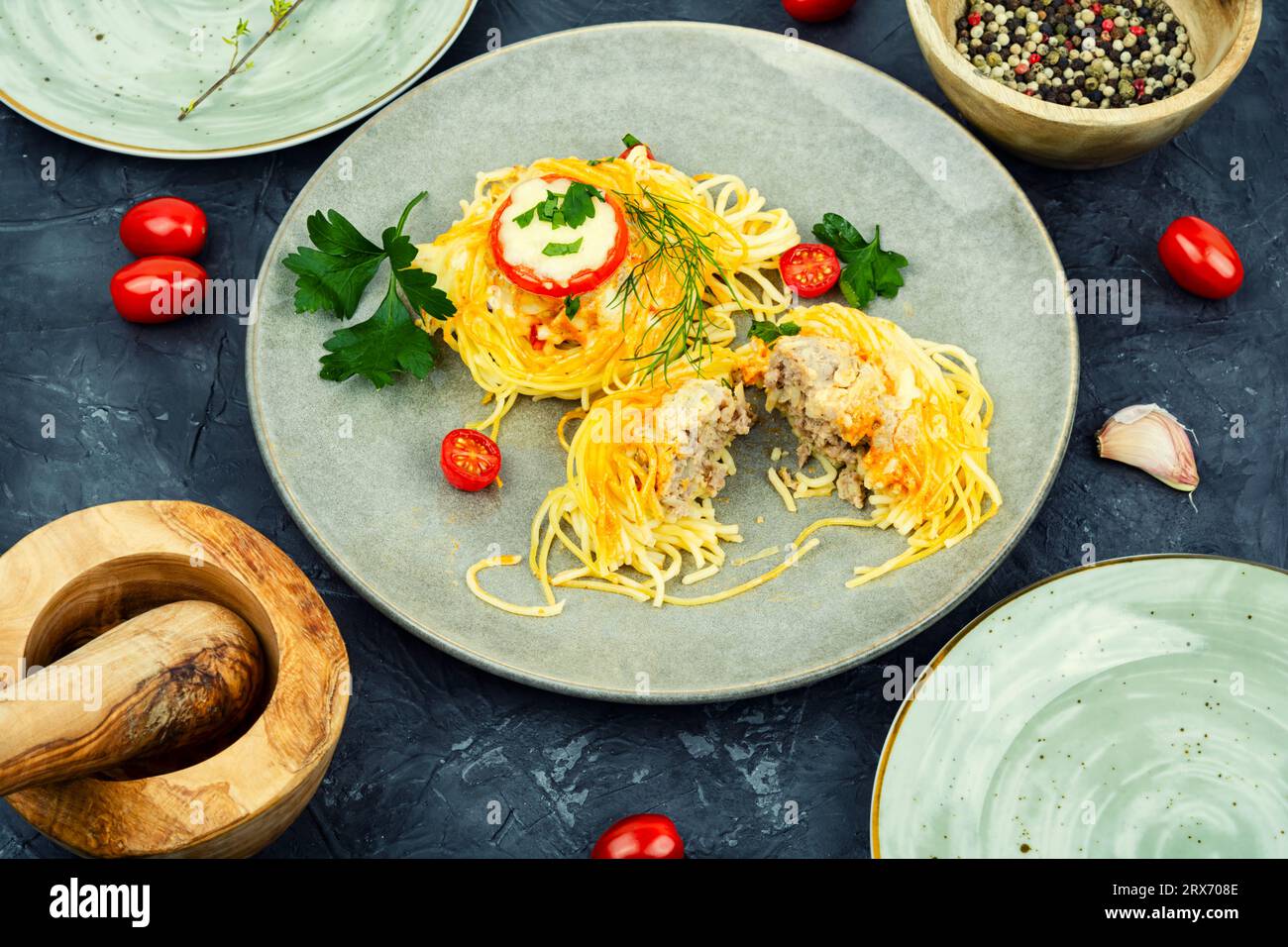Nidi di spaghetti al forno con polpette e formaggio Foto Stock