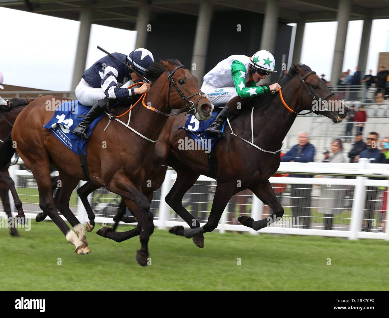 Sorridi Un minuto guidato da Adam Caffrey sulla strada per vincere il Fitzpatrick's Mercedes-Benz Joe McGrath handicap durante il primo giorno del festival autunnale all'ippodromo di Curragh nella contea di Kildare, Irlanda. Data immagine: Sabato 23 settembre 2023. Foto Stock