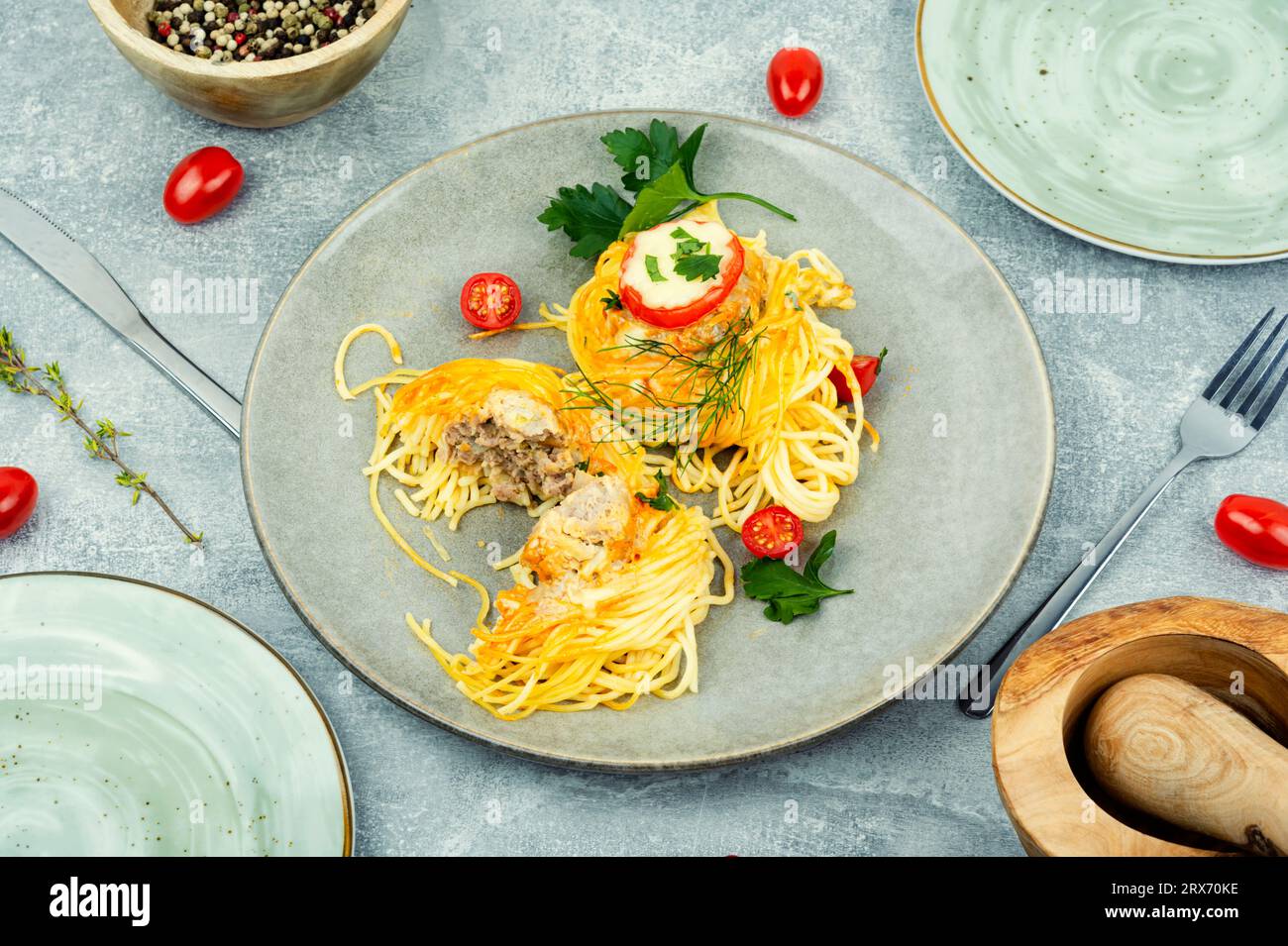 Nidi di spaghetti al forno con polpette e formaggio Foto Stock