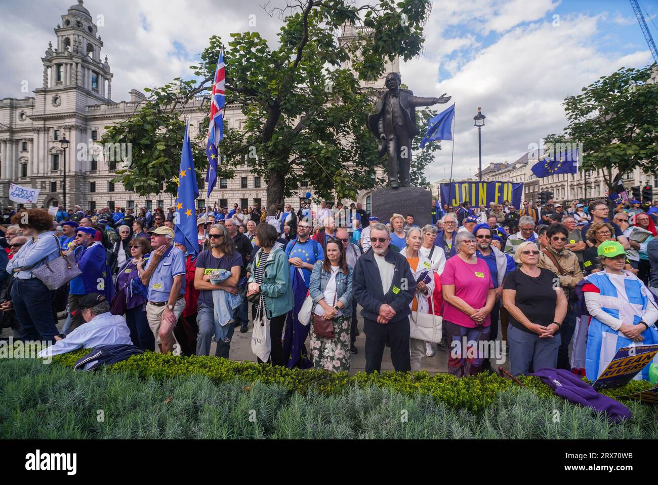 Londra Regno Unito. 23 settembre 2023 migliaia di sostenitori pro-UE si sono riuniti in Piazza del Parlamento per la “marcia nazionale per la ricongiungimento”, esprimendo il desiderio di vedere il Regno Unito ricongiungersi all’Unione europea e mettendo in evidenza il crescente disincanto dopo la Brexit. Credit amer ghazzal/Alamy Live News Foto Stock