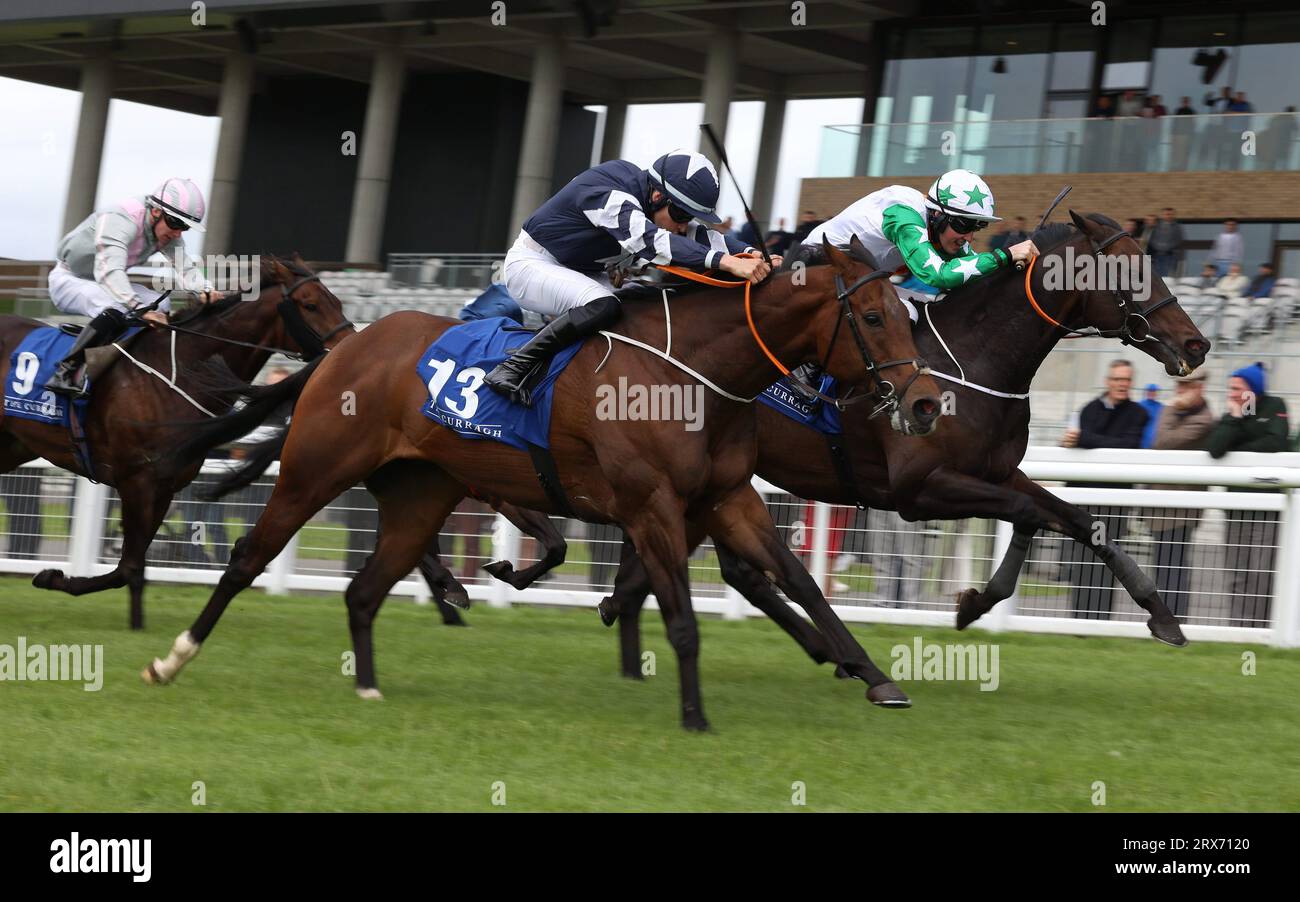 Sorridi Un minuto guidato da Adam Caffrey (a destra) sulla strada per vincere il Fitzpatrick's Mercedes-Benz Joe McGrath handicap durante il primo giorno del festival autunnale all'ippodromo di Curragh nella contea di Kildare, Irlanda. Data immagine: Sabato 23 settembre 2023. Foto Stock