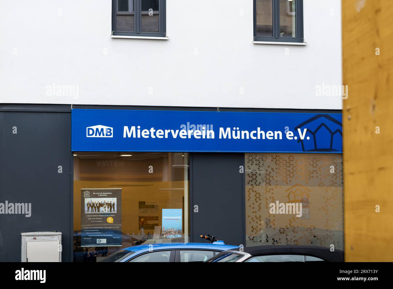 Mieterverein München e.V. (associazione degli inquilini) logo su una facciata dell'edificio. L'organizzazione sostiene gli interessi degli inquilini e fornisce consigli. Foto Stock