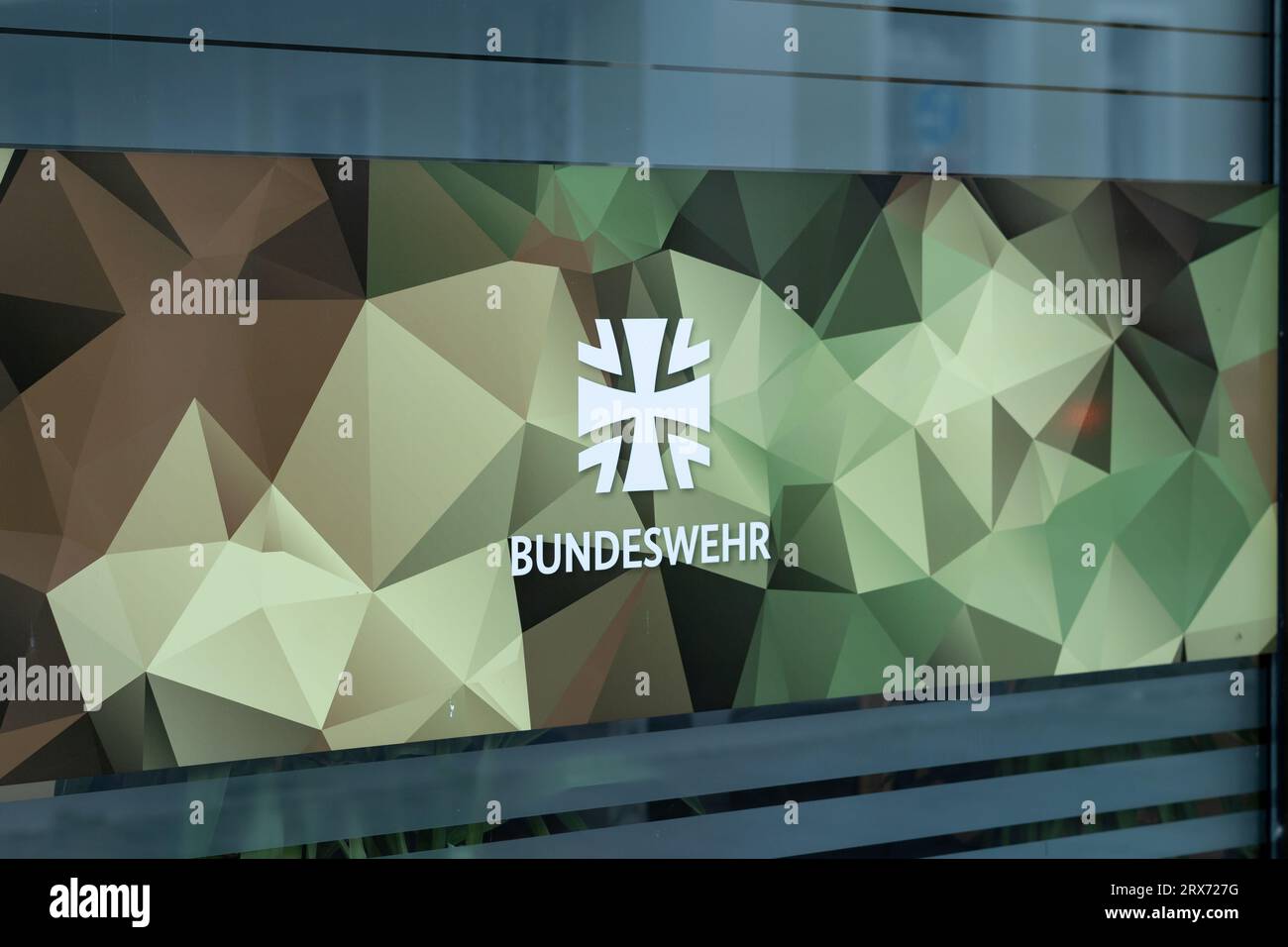 Logo Bundeswehr (forze armate tedesche) sull'esterno di un edificio. Ufficio di carriera dell'esercito tedesco in una città bavarese. Lavorare per il governo. Foto Stock