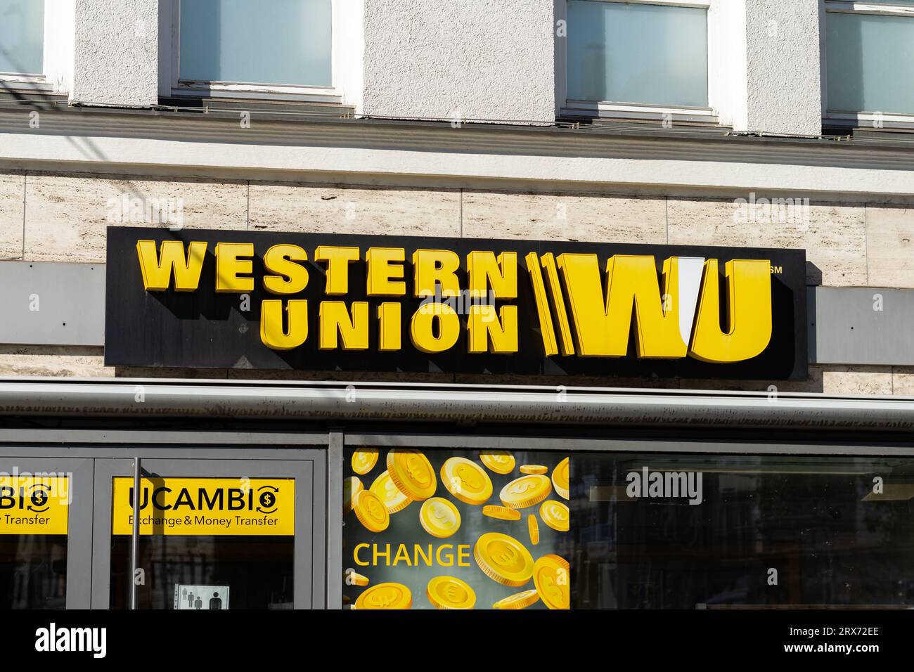 Logo Western Union della società di servizi finanziari. L'icona si trova sulla facciata di una filiale. L'attività riguarda i trasferimenti di denaro in qualsiasi paese. Foto Stock