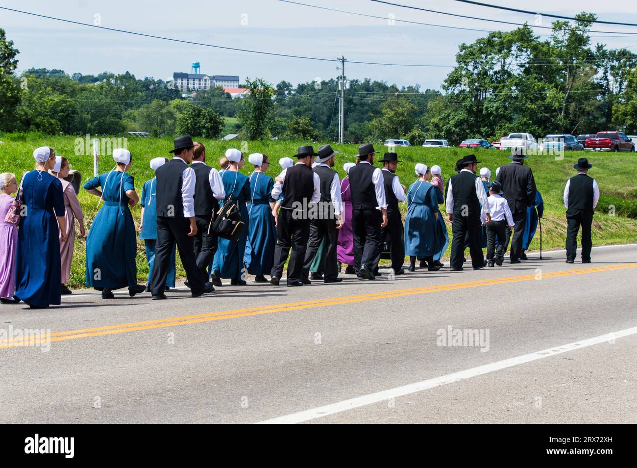 Grandi gruppi Amish che camminano per strada dopo un evento Foto Stock