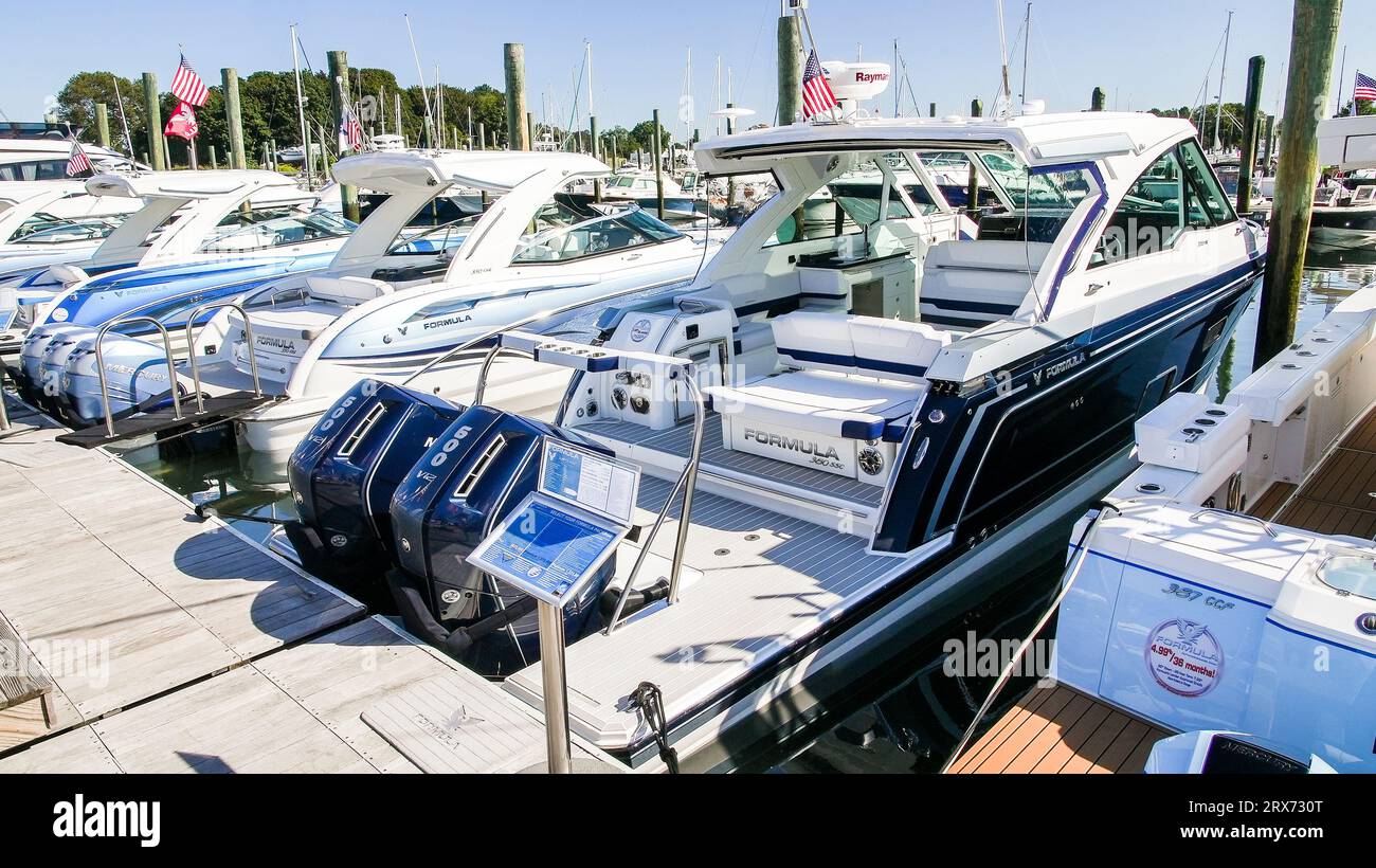 NORWALK, CT USA - 21 SETTEMBRE 2023: Mostra la linea di barche formula al Norwalk Boat Show Foto Stock