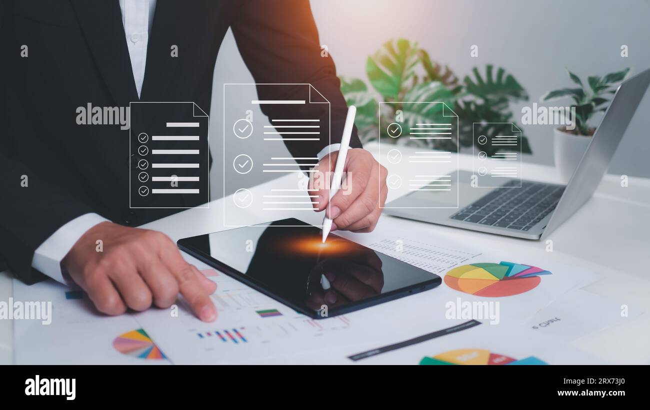 Lista di controllo e compilazione del modulo di sondaggio online. Sistema di gestione dei documenti, DMS. Controllo di qualità e controllo di precisione Foto Stock