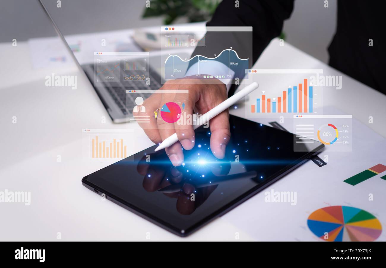 Gli uomini d'affari utilizzano i tablet per analizzare l'azienda e gestire i dati aziendali, le analisi aziendali con grafici, metriche e KPI per migliorare l'organizzazione Foto Stock