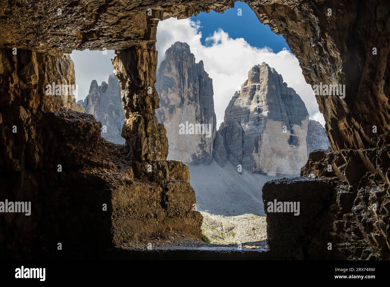 Vista delle tre Cime dall'antica fortificazione di guerra di montagna in Italia Foto Stock