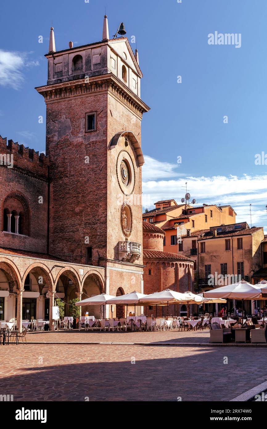 Torre dell'Orologio in Piazza Erbe nel centro storico di Mantova Foto Stock