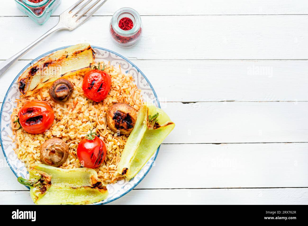 Pranzo a base di pomodoro, pepe e funghi alla griglia con riso. Vista dall'alto con spazio copia. Foto Stock