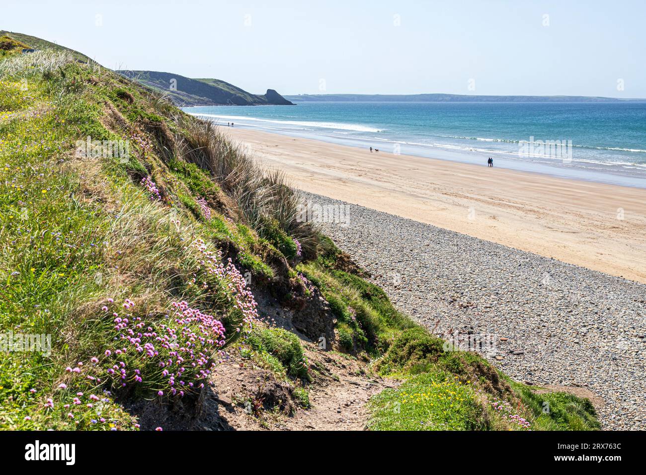 Persone che camminano sulla spiaggia di Newgale nel Pembrokeshire Coast National Park, Galles occidentale, Regno Unito Foto Stock