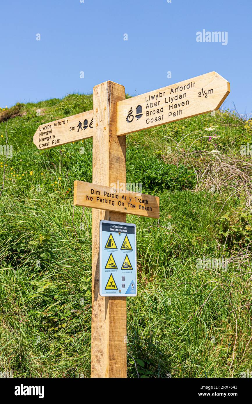 Segui le indicazioni per il sentiero della costa del Galles (guscio di drago) e il sentiero della costa del Pembrokeshire (ghianda) presso la spiaggia di Nolton Haven, Pembrokeshire Coast National Park, Galles, Regno Unito Foto Stock