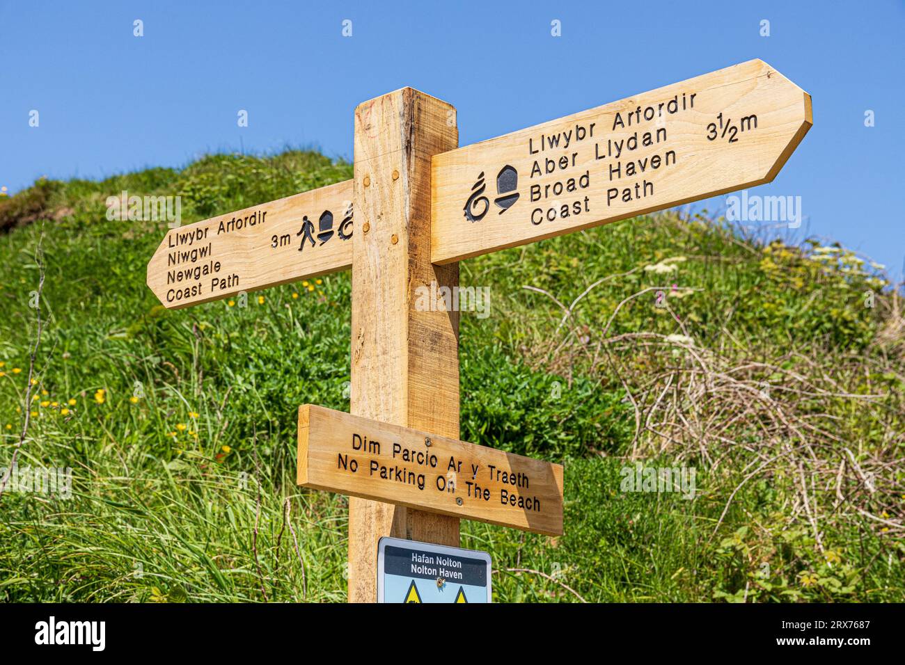 Segui le indicazioni per il sentiero della costa del Galles (guscio di drago) e il sentiero della costa del Pembrokeshire (ghianda) presso la spiaggia di Nolton Haven, Pembrokeshire Coast National Park, Galles, Regno Unito Foto Stock