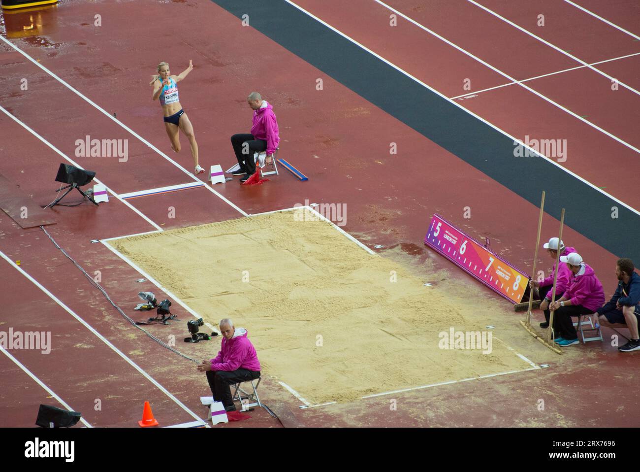 Darya Klishina gareggia nel Long Jump al London World Athletics Championship 2017 Foto Stock