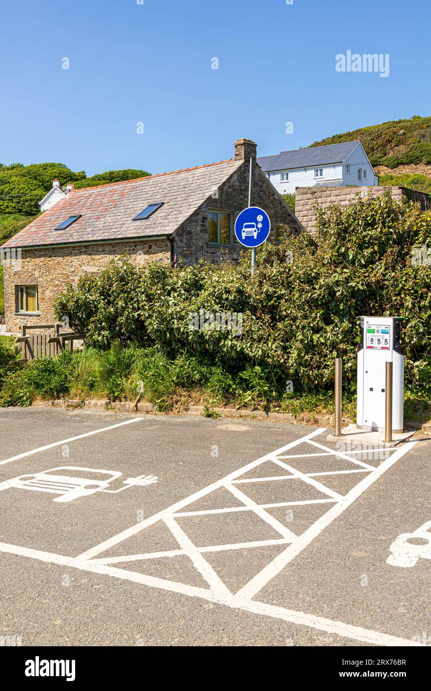 Punti di ricarica per veicoli elettrici nel parcheggio della spiaggia di Nolton Haven nel Pembrokeshire Coast National Park, Galles occidentale, Regno Unito Foto Stock