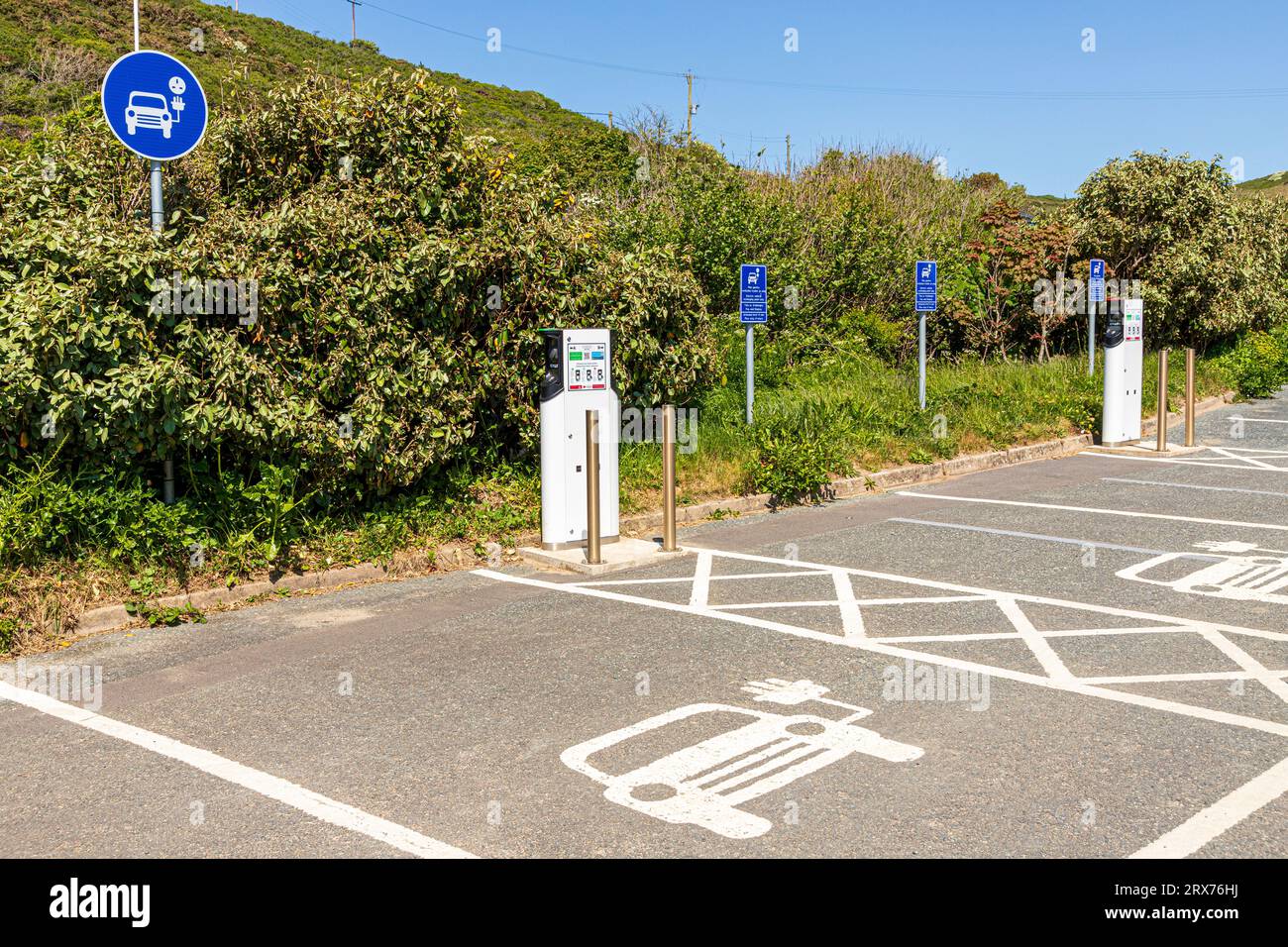 Punti di ricarica per veicoli elettrici nel parcheggio della spiaggia di Nolton Haven nel Pembrokeshire Coast National Park, Galles occidentale, Regno Unito Foto Stock