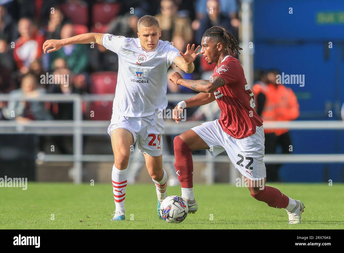 Owen Dodgson n. 29 di Barnsley e Akinwale Odimayo n. 22 di Northampton Town combattono per il pallone durante la partita Sky Bet League 1 Northampton Town vs Barnsley al Sixfields Stadium, Northampton, Regno Unito, 23 settembre 2023 (foto di Alfie Cosgrove/News Images) Foto Stock