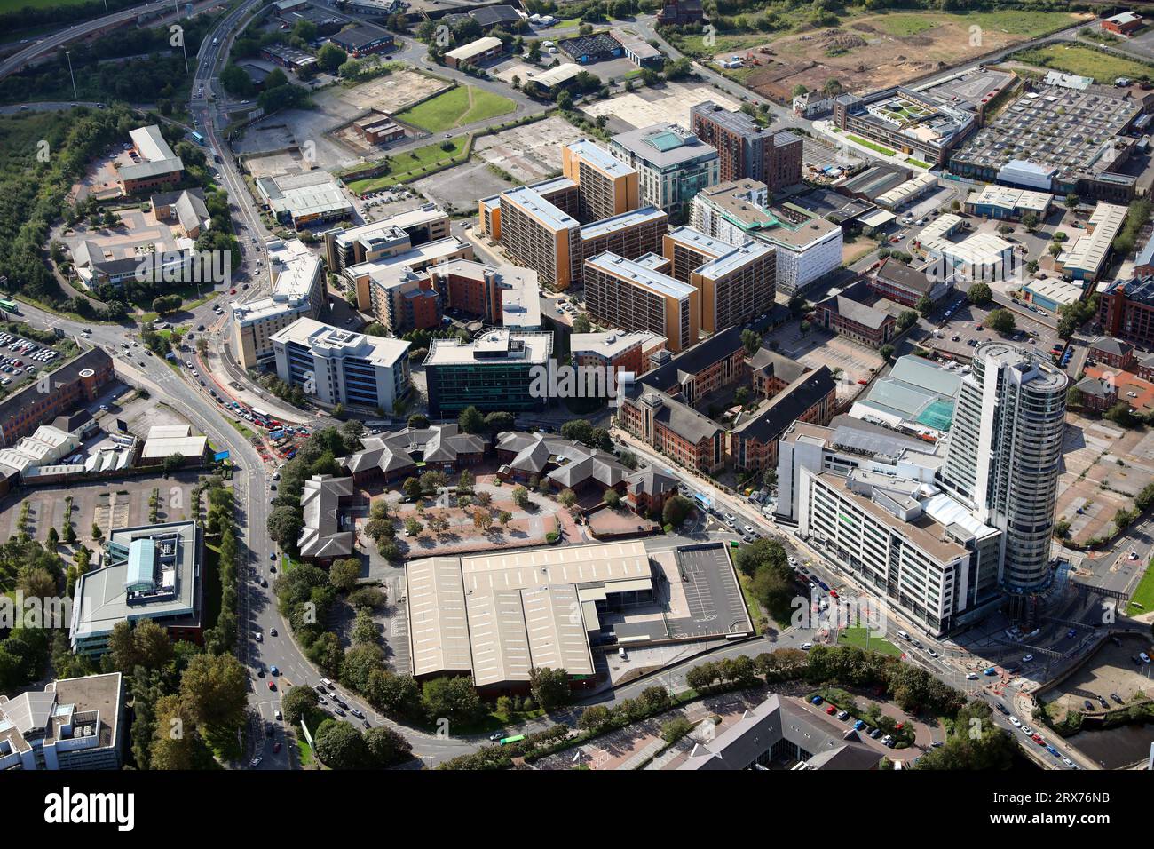 Vista aerea guardando a sud attraverso Great Wilson Street degli uffici intorno a Sweet Street e Meadow Road, appena a sud del centro di Leeds Foto Stock